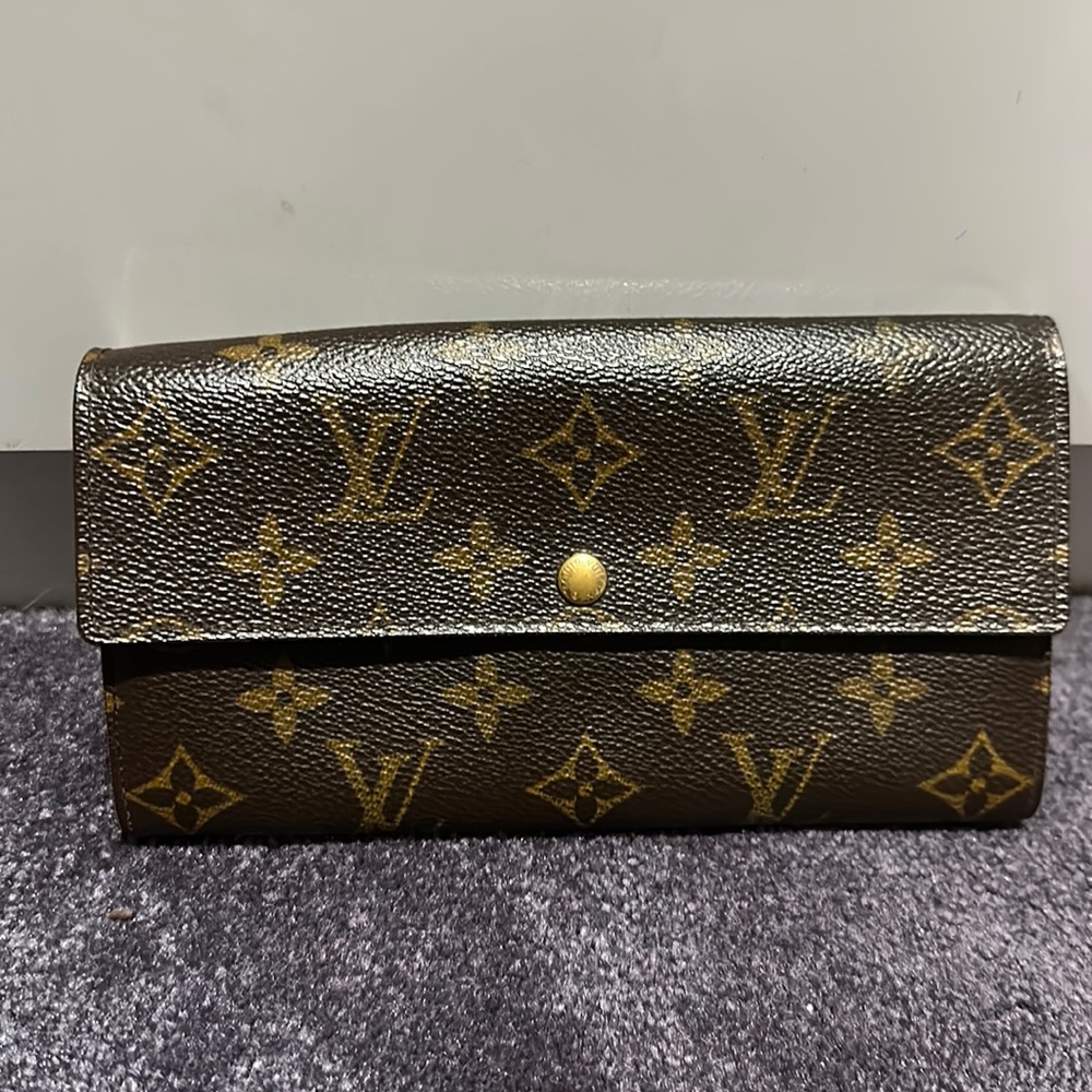 Luis Vuitton Monogram Wallet.